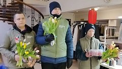 Саратовские активисты поздравили женщин-волонтёров и семьи героев с 8 Марта