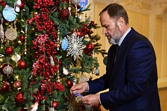 Полномочный представитель Президента Российской Федерации Игорь Комаров принял участие в акции «Елка желаний-2025»