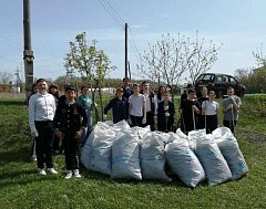 Волонтеры очистили берег реки Карай