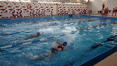 В бассейне «Волна» прошли соревнования по плаванию