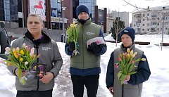 Саратовские активисты поздравили женщин-волонтёров и семьи героев с 8 Марта