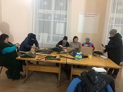 Жители села Большой Карай Романовского района также изготавливают маскировочные сети для СВО