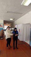 Молодые люди голосуют на выборах президента  впервые