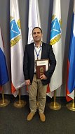 Идти в ногу с молодежью - его главная цель