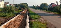 В Романовке реализуется программа благоустройства: продолжается строительство тротуаров