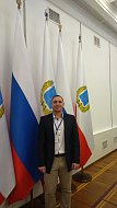 Идти в ногу с молодежью - его главная цель