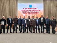 Губернатор Роман Бусаргин наградил лучших аграриев региона