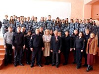 Школьники из отряда ЮДП поздравили сотрудников полиции
