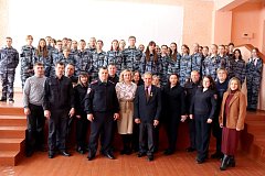 Школьники из отряда ЮДП поздравили сотрудников полиции