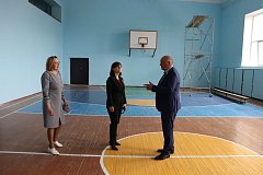 Мария Усова оценила ремонт спортивного зала в Романовской школе