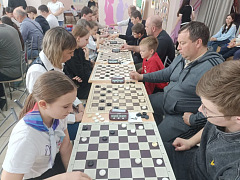 Прошел турнир по русским шашкам среди семейных команд