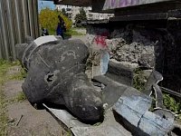 В Мариуполе восстанавливают разрушенные памятники ко Дню Победы
