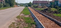 В Романовке реализуется программа благоустройства: продолжается строительство тротуаров