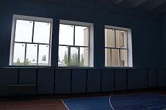 Мария Усова оценила ремонт спортивного зала в Романовской школе