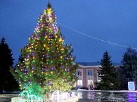 На центральной площади Романовки установлена праздничная елка
