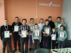 Педагоги и обучающиеся района встретились на турнире по шашкам
