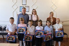 Общественники вручили подарки первоклассникам