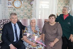 Глава района вручил медали в Романовке в честь 80-летия Победы