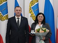 Специалиста КЦСОН наградили Почетным знаком губернатора