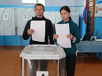 На избирательном участке 1342, который расположен в здании школы п.Памятка, впервые проголосовали выпускники.
