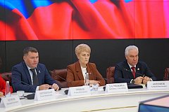 Депутаты обсудили с губернатором меры по повышению уровня жизни жителей региона