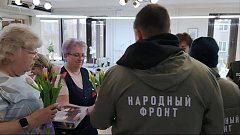 Саратовские активисты поздравили женщин-волонтёров и семьи героев с 8 Марта