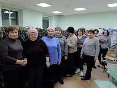 Женщины Романовки участвуют в изготовлении маскировочных сетей