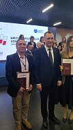Идти в ногу с молодежью - его главная цель