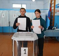 На избирательном участке 1342, который расположен в здании школы п.Памятка, впервые проголосовали выпускники.