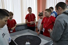 Команды соревновались в управлении роботом и игре в русские шашки